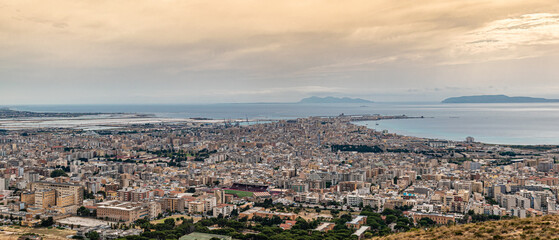 Fototapeta premium Trapani, la perla della Sicilia nord occidentale, porta per le isole Egadi