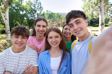 Obraz premium Teenagers taking selfie outdoors on sunny day