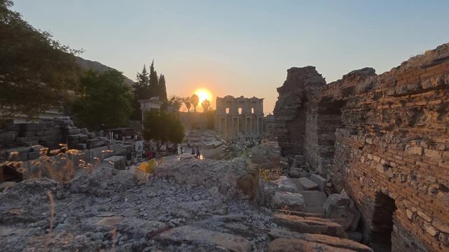 Timelapse video of visitors walking in front of the Library of Celsus in Ephesus Ancient City, highlighting the lively atmosphere of this iconic archaeological landmark.