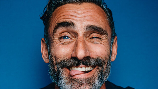 Homme mature faisant un clin d'oeil et tirant la langue