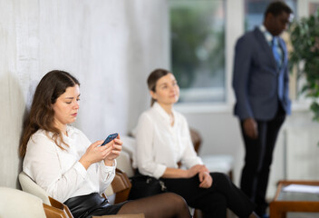 Obraz premium Applicants are waiting for an interview in a modern office. Recruitment process and HR processes.