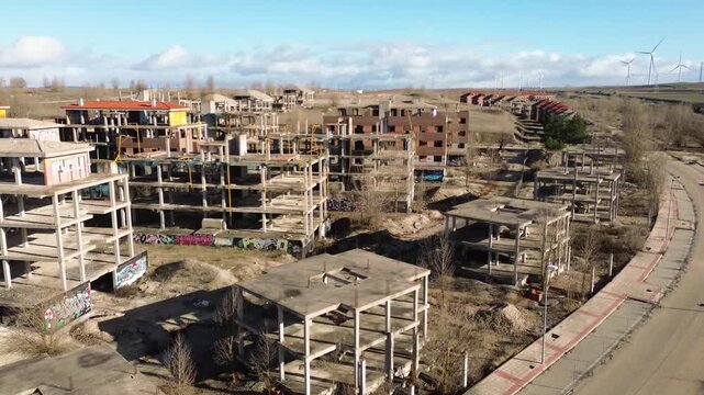 Urbanisation abandonn&eacute;e de Buniel - Burgos, Castille-et-L&eacute;on, Espagne - drone 4k
