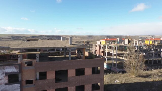 Urbanisation abandonn&eacute;e de Buniel - Burgos, Castille-et-L&eacute;on, Espagne - drone 4k