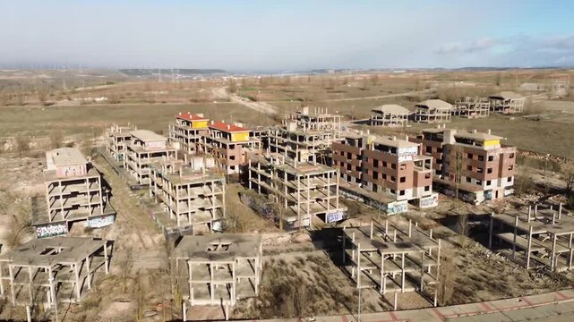 Urbanisation abandonn&eacute;e de Buniel - Burgos, Castille-et-L&eacute;on, Espagne - drone 4k