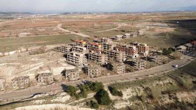 Urbanisation abandonn&eacute;e de Buniel - Burgos, Castille-et-L&eacute;on, Espagne - drone 4k
