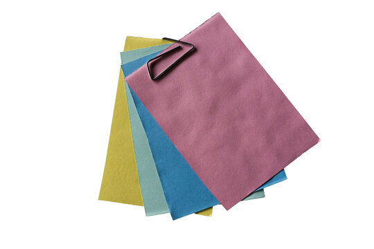 Notas adhesivas de colores sujetas con clip met&aacute;lico sobre fondo transparente, material de oficina para organizaci&oacute;n y planificaci&oacute;n