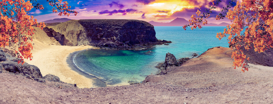  Playa de Papagayo Vista a&eacute;rea del atardecer de Lanzarote Costa volc&aacute;nica. Playa de cala turquesa al atardecer con acantilados volc&aacute;nicos. Transmite para&iacute;so, relajaci&oacute;n y espectacular belleza costera.