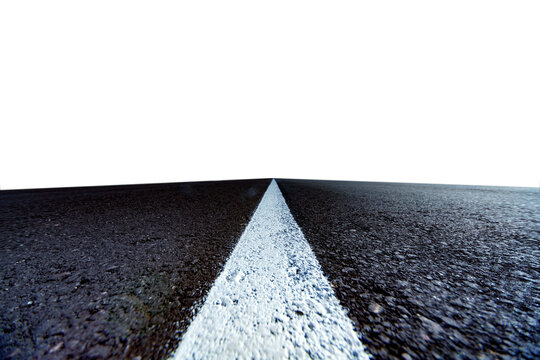  Carretera asfaltada vac&iacute;a, horizonte de cielo blanco de &aacute;ngulo bajo. Carretera de &aacute;ngulo bajo con punto de fuga de l&iacute;nea blanca. Representa direcci&oacute;n, viaje y concepto de viaje minimalista.
