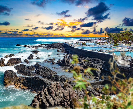  Piscinas naturales de Tenerife costa volc&aacute;nica puesta de sol Islas Canarias. Piscinas de rocas volc&aacute;nicas con olas del oc&eacute;ano al atardecer. Evoca aventura, belleza natural y maravilla costera.