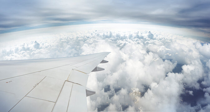  Vista del ala del avi&oacute;n sobre las nubes, vuelo de viaje por el cielo. Ala del avi&oacute;n volando sobre las nubes. Transmite aventura, libertad y experiencia de viaje internacional.