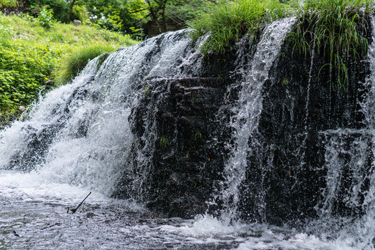 富山県宮島峡の瑞々しい夏草が彩る三の滝、心地よい清涼感と涼烈な水しぶきが五感に響く緑豊かな渓谷の風景