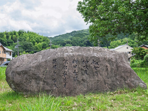 明日香風を伝える、古の万葉歌碑