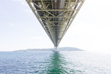 雨上がりの晴れ間が広がる明石海峡大橋 © walkingcow3039