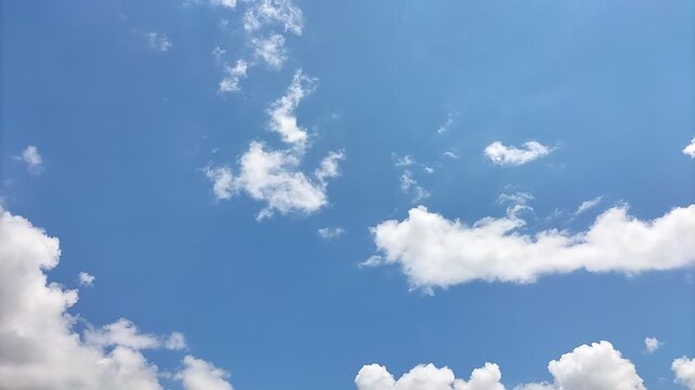 爽やかな青空をゆっくり動く白い雲の美しいタイムラプス映像