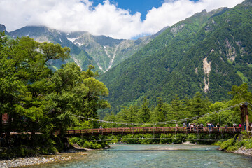 Fototapeta premium 上高地 梓川 河童橋 穂高連峰 夏