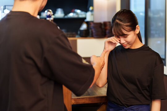 居酒屋で説教を受ける女性スタッフ