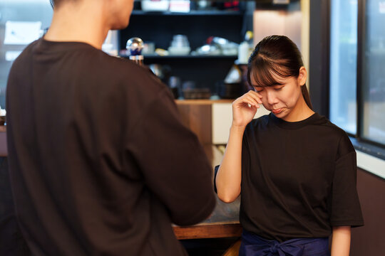 居酒屋で説教を受ける女性スタッフ