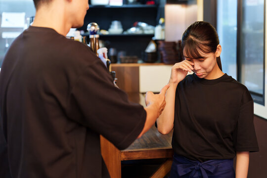 居酒屋で説教を受ける女性スタッフ