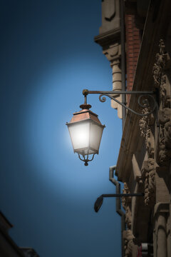  leuchtende Laterne in der D&auml;mmerung in der Altstadt der Universit&auml;tsstadt T&uuml;bingen in Deutschland