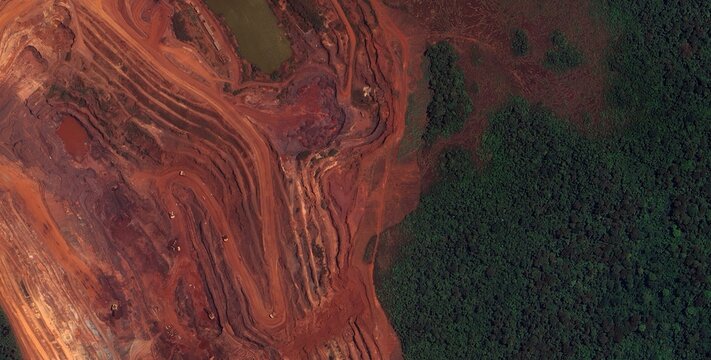 Satellite View of Caraj&aacute;s Mine Forest Boundary
