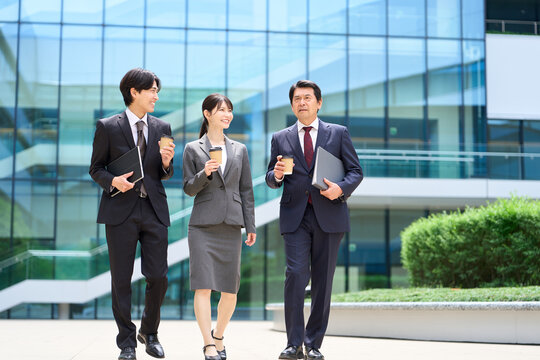 休憩中に談笑をしながら歩くビジネスパーソン
