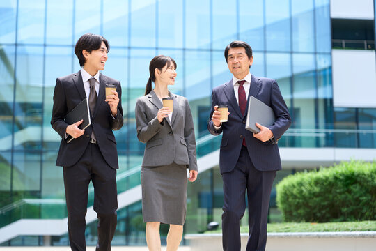 休憩中に談笑をしながら歩くビジネスパーソン
