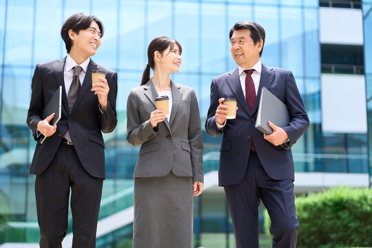 休憩中に談笑をしながら歩くビジネスパーソン