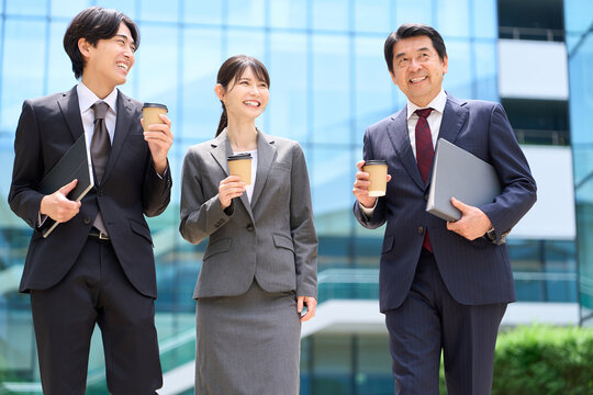 休憩中に談笑をしながら歩くビジネスパーソン