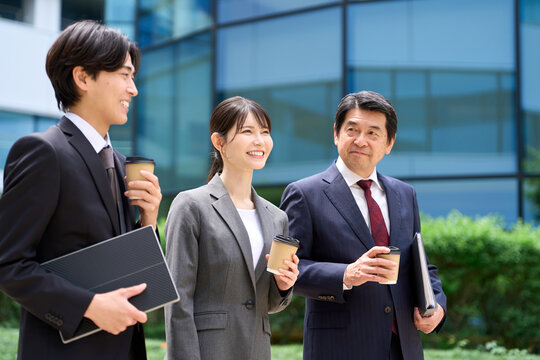 休憩中に談笑をしながら歩くビジネスパーソン