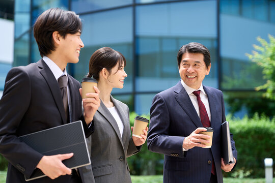 休憩中に談笑をしながら歩くビジネスパーソン