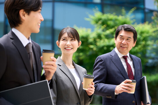 休憩中に談笑をしながら歩くビジネスパーソン