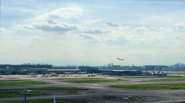 羽田空港 第1ターミナル 展望デッキから望む第3ターミナル周辺の風景と離陸する航空機