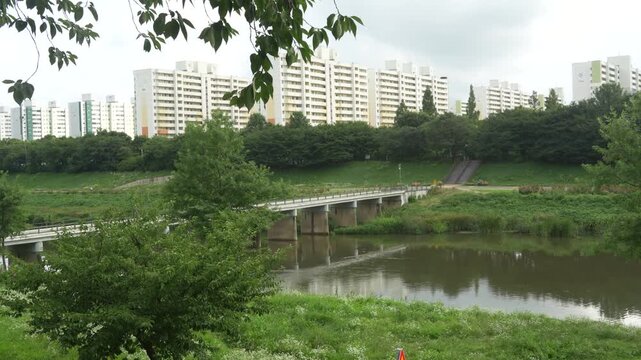 도심 하천을 가로지르는 작은 다리