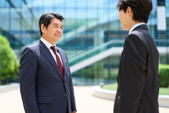 部下に話をするアジア人ビジネスマン