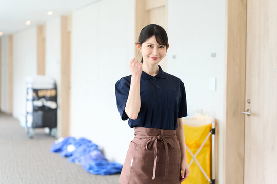 ホテル客室の清掃業を行うアジア人女性