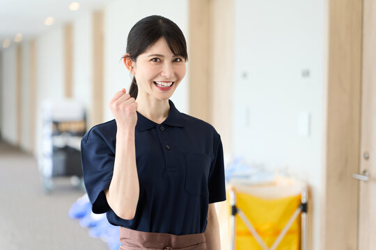 ホテル客室の清掃業を行うアジア人女性
