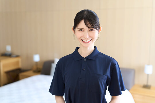 ホテル客室の清掃業を行うアジア人女性