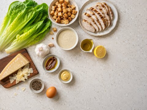 Receta de ensalada C&eacute;sar con pollo y otros ingredientes