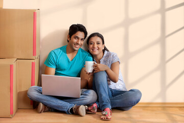 Fototapeta premium Happy Couple having coffee at new home