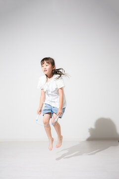 縄跳びを楽しむ日本人の女の子　運動能力を育む子どもの体力づくり世スポーツのイメージ