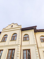Obraz premium Historic building exterior with arched windows under sky