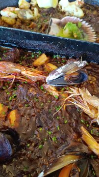 Paella noire espagnole aux fruits de mer