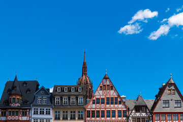 Obraz premium Historic buildings line the street in Frankfurt under a clear blue sky during the day