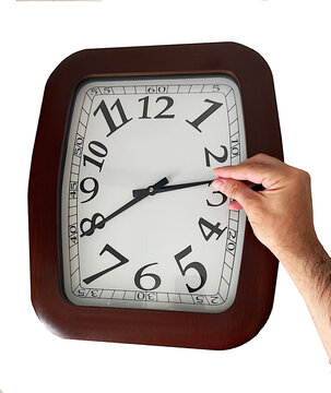 Cambiar hora reloj de pared anal&oacute;gico y mano, aguja, manecilla adelantar y atrasar tiempo fondo blanco change the clock time white background