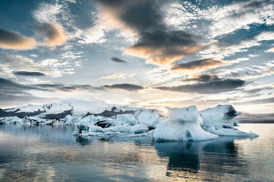 Iceland, South of Iceland, Joekulsarlon glacier lake, icebergs