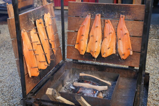 Flammlachs, Lachs, Loimulohi, Loimutettu Lohi, finnische Fischzubereitung, Brett, Holz, Feuer, Holzstifte, Fisch Essen, gesund, Rauch, Qualm, Fischfilet, Filet, Atlantischer Lachs, Salmo salar