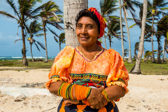 Panama, San Blas Islands, Achutupo, Traditional dressed Kuna Yala woman