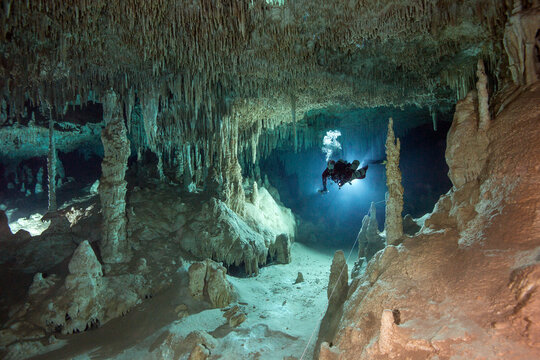 Mexico, Yucatan, Tulum, cave diver in the system Tux Kubaxa