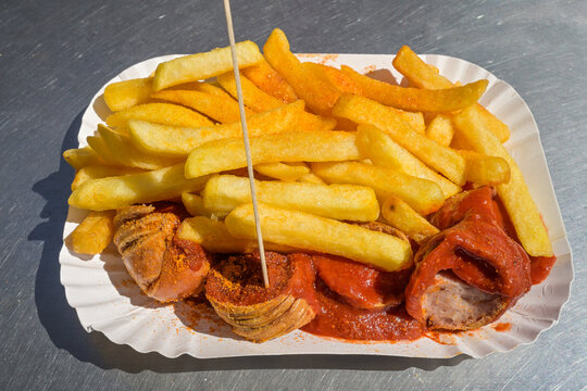 Berliner Currywurst mit Pommes von Curry 36