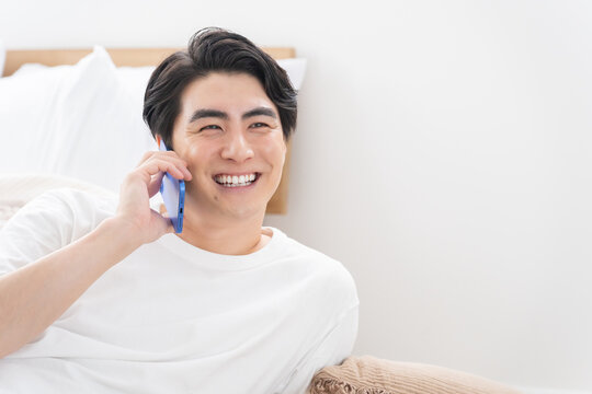 スマホで通話する男性